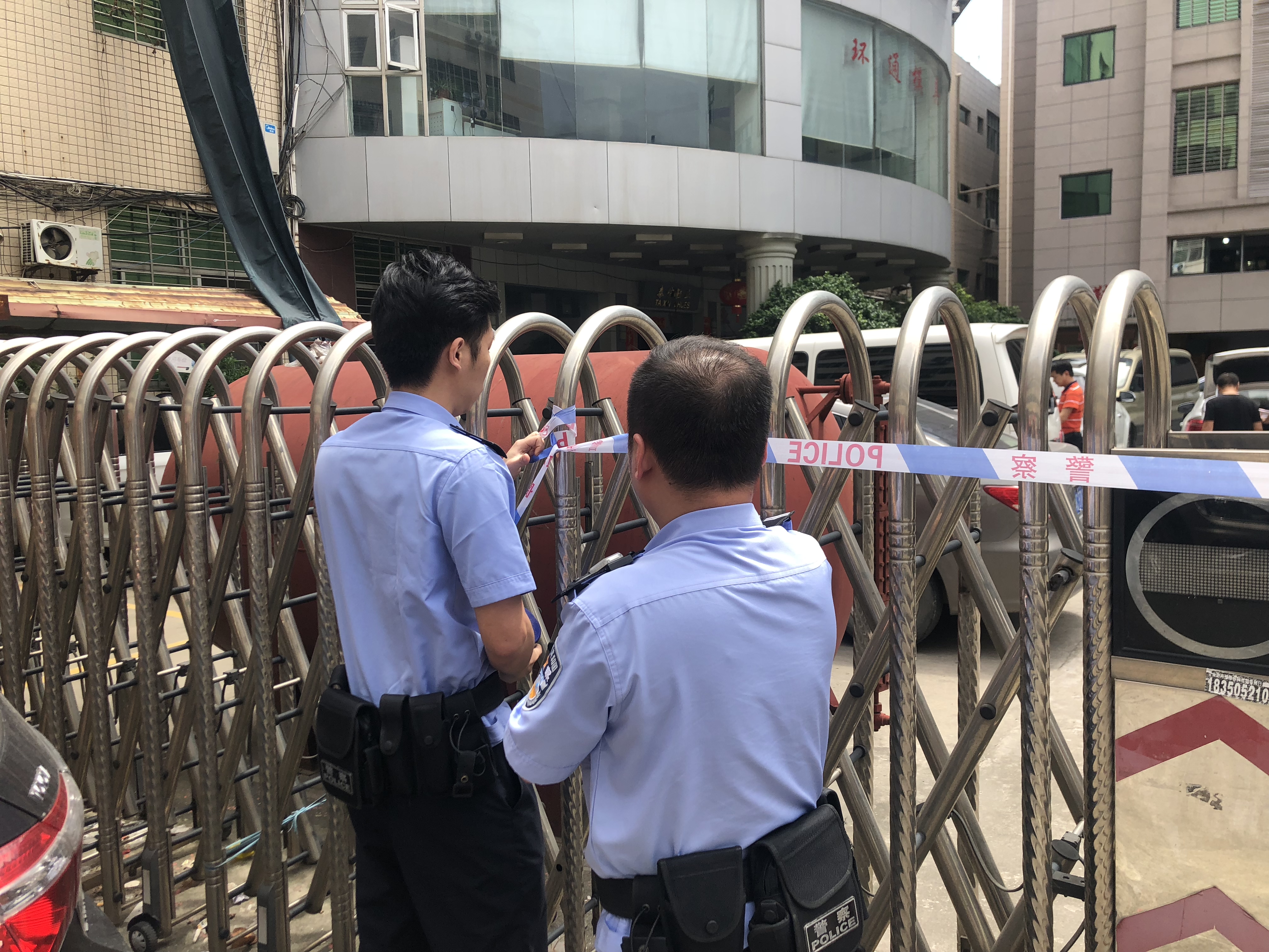 法警对现场进行警戒_fororder_微信图片_20190530103824