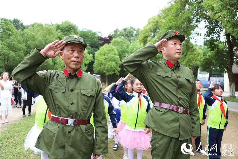 山村小学来了“老兵辅导员”