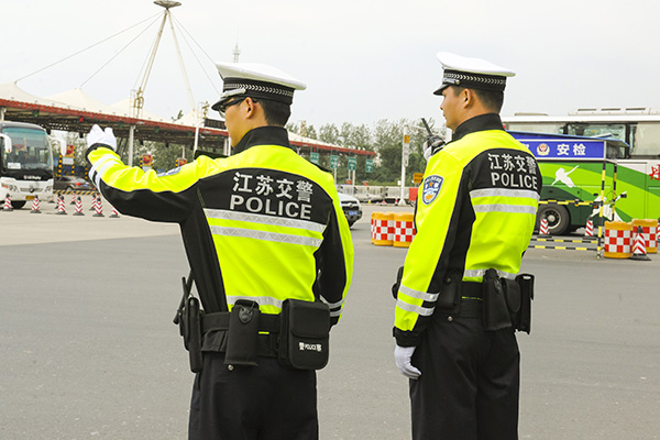 （交通运输）江苏高速交警启用新款安全防护执勤服