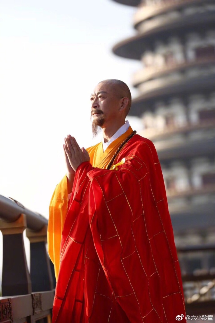 电视 >>正文     10月20日,六小龄童发了一组图,照片中他剃了光头