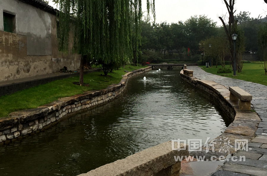 雨中游北京前门三里河 观水穿街巷美景