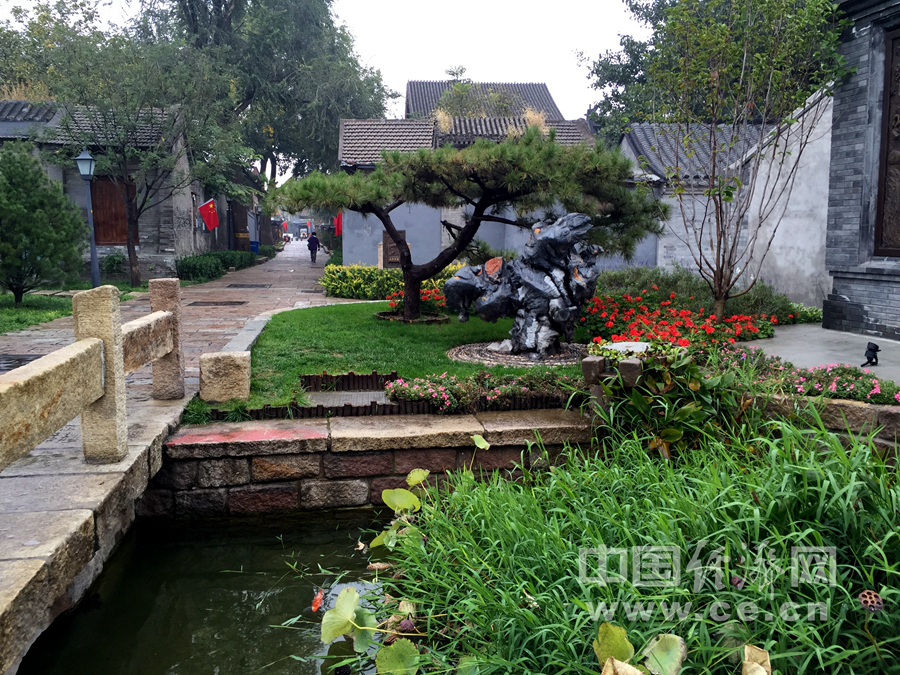 雨中游北京前门三里河 观水穿街巷美景