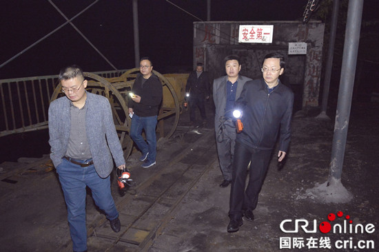 已过审【法制安全】重庆煤监局市煤管局深入矿井盯守生产安全