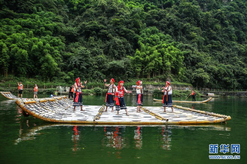 湖北秭归：民俗表演进景区