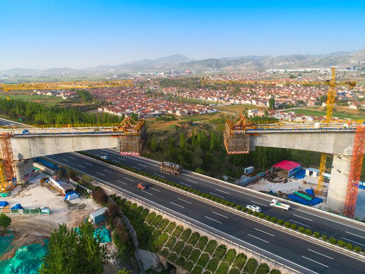 新进展！济莱高铁最大跨度悬浇连续梁合龙