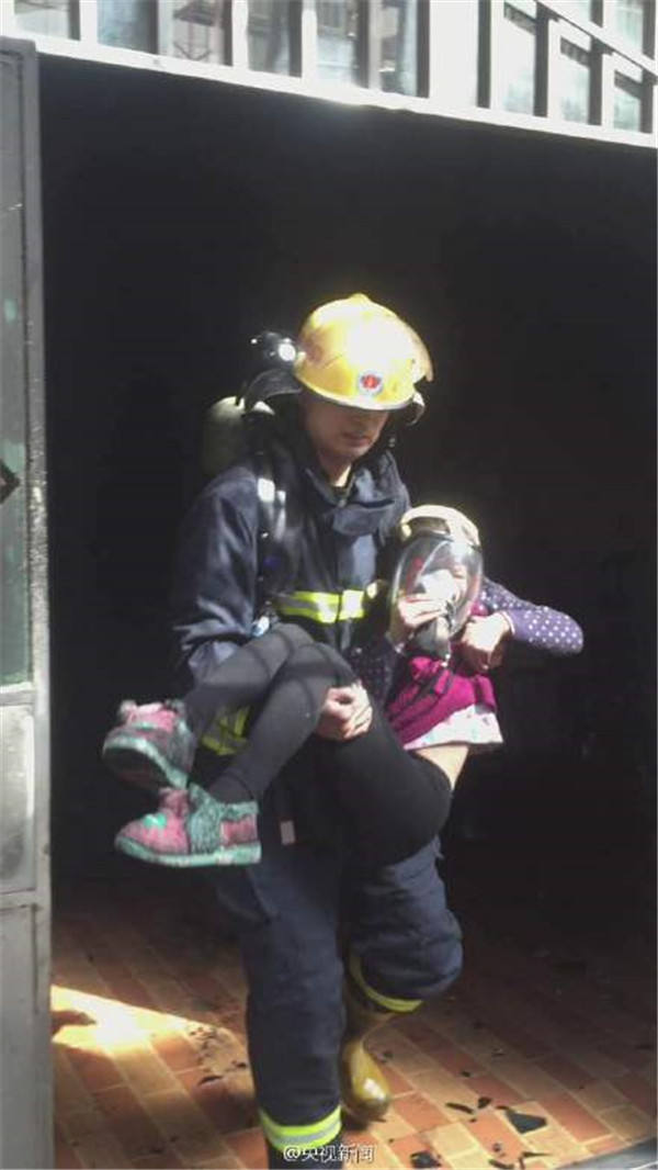 为救孩子 消防战士让出氧气罩