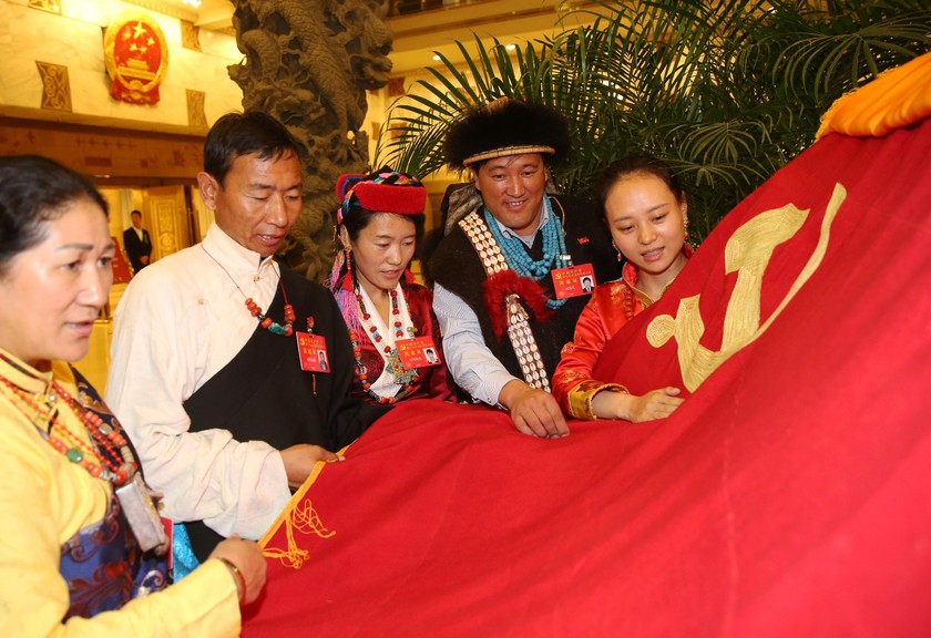 【十九大时光】这面"特别"的党旗,背后有什么故事?