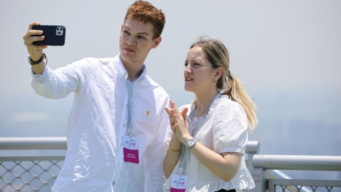 【视频】国际网红打卡上海 探寻梧桐树下的时代强音_fororder_微信图片_20210623111139