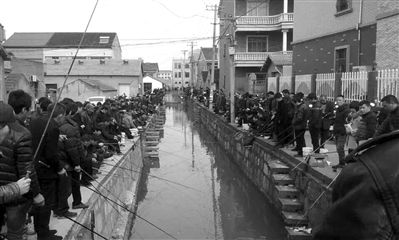 宁波一老板买成车活鱼倒进河邀村民免费钓