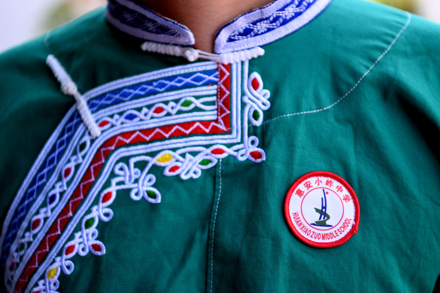 "小岞中学的初一学生庄同学和李同学同时表示,这样的衣服做校服,特别