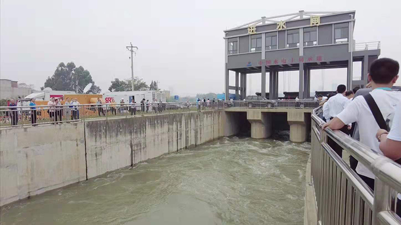 四川毗河供水工程通水 川中旱区近500万群众圆“毗河引水梦”_fororder_P1-通水现场-拍摄者：廖宇