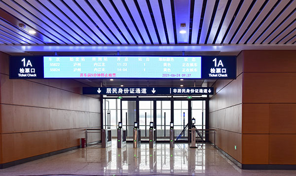 检票口 摄影 赵丽候车大厅的设计也是别具一格,贴心周到,据中铁建工