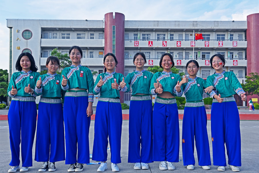 福建泉州：“惠女版”校服进校园 刮起“最炫非遗风”