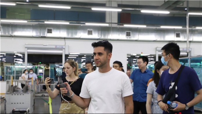 Hi，苏州！网红眼中的苏州“智能制造”_fororder_rBABC2DTTkOAB42nAAAAAAAAAAA796.550x366 (1)