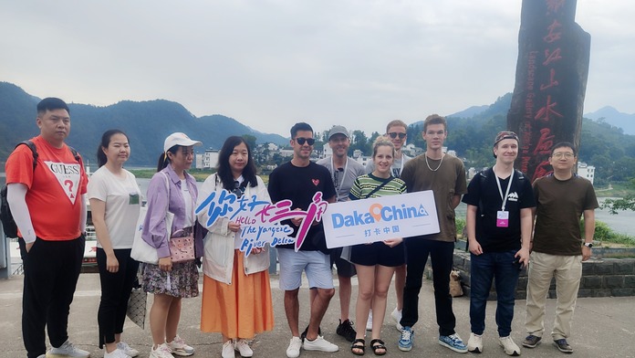 【视频】打卡黄山歙县 “洋网红”泛舟新安江水画廊