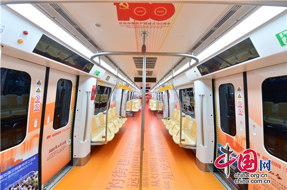 “百年崢嶸號”主題列車正式發車 成都地鐵打造“流動影像展”