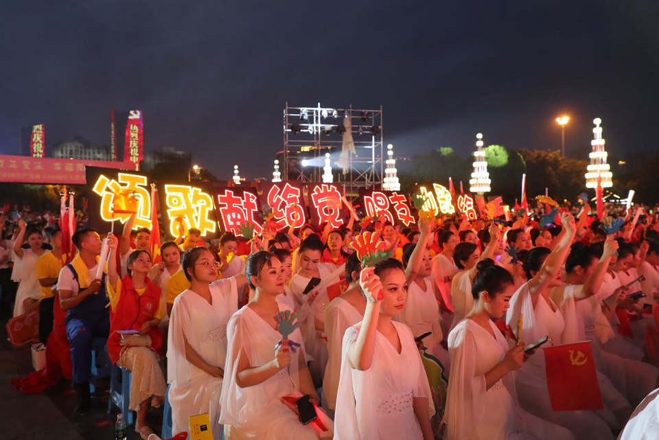 【转载】重庆铜梁区举行“颂歌献给党”群众歌咏大会