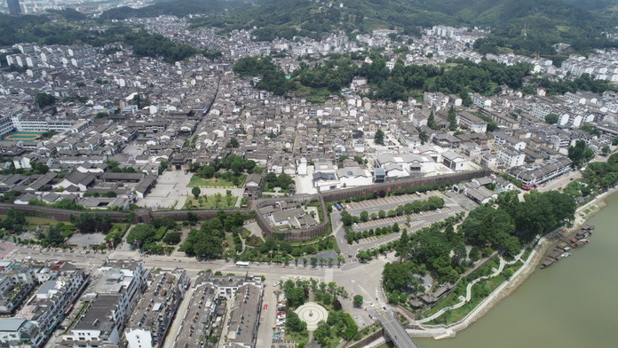 【视频】国际网红徜徉徽州古城  感受千年“徽文化”