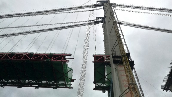 世界山区峡谷第一高塔悬索桥——贵州省赤水河大桥主跨成功合龙