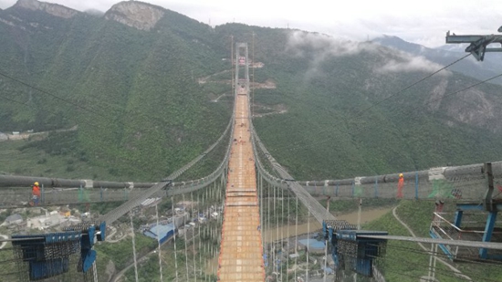 世界山区峡谷第一高塔悬索桥——贵州省赤水河大桥主跨成功合龙