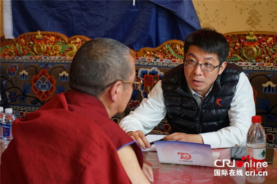 李珲正在为寺院僧人义诊