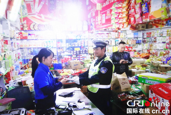 已过审【法制安全】江北协警巡逻时拾得手机 挨家挨户询问寻得失主