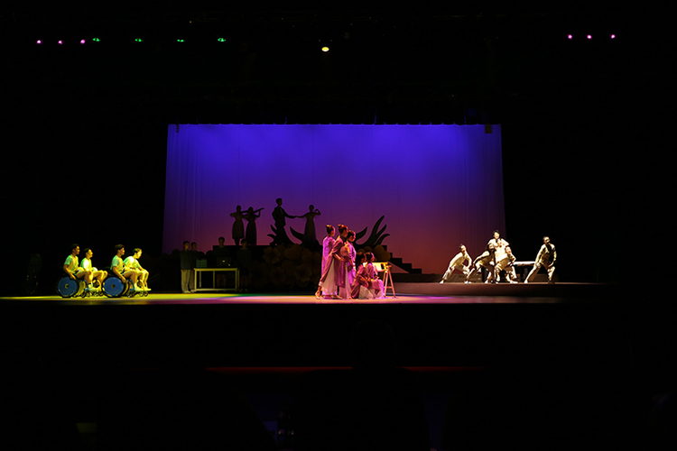 音乐情景剧《幸福之光》 供图 成都市残联活动最后,现场人员共同观看