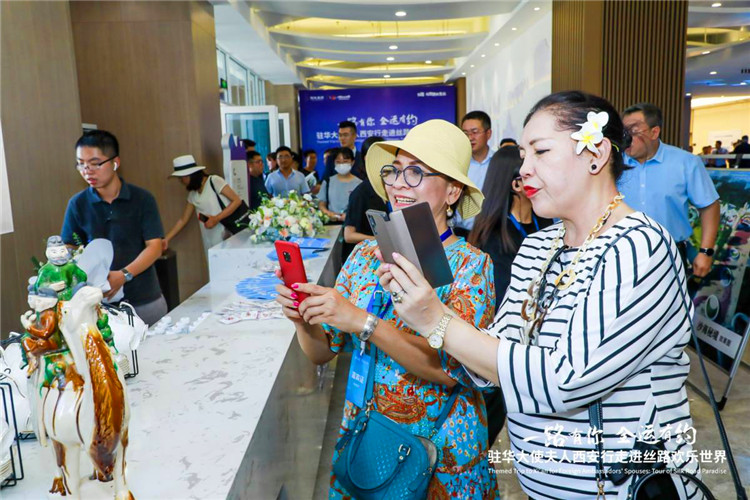 【Hi西安】驻华大使夫人踏上“西安欢乐丝路” 享受“丝路欢乐世界”_fororder_图片102