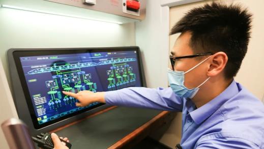 复兴号智能动车组长啥样？跟记者去一探究竟！