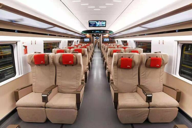 复兴号智能动车组长啥样？跟记者去一探究竟！