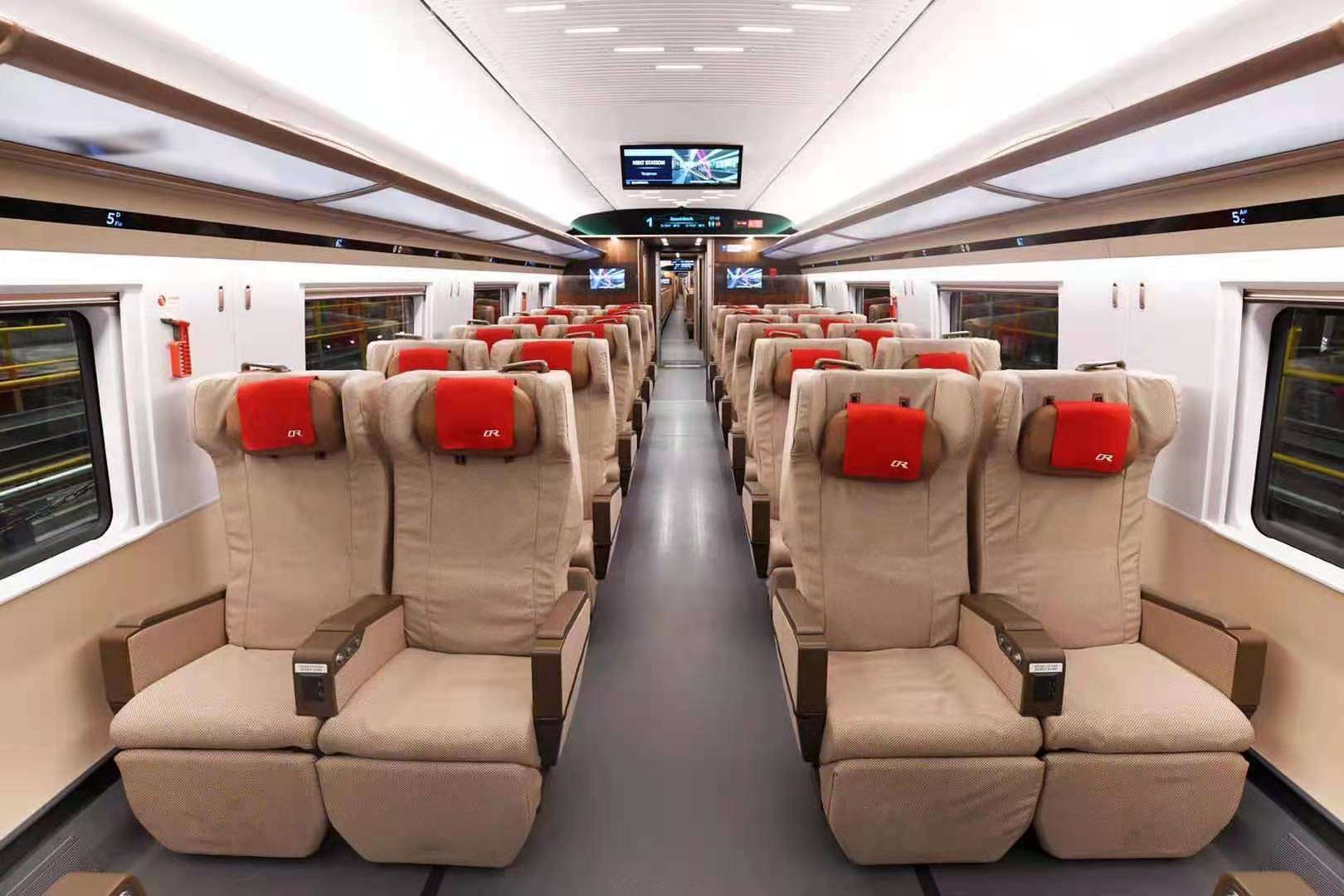 复兴号智能动车组长啥样？跟记者去一探究竟！