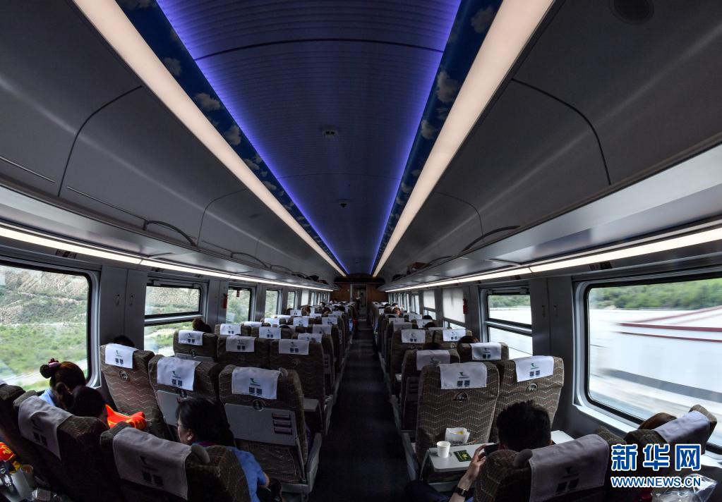 感受中国速度！踏上西藏首趟复兴号列车“绿巨人”