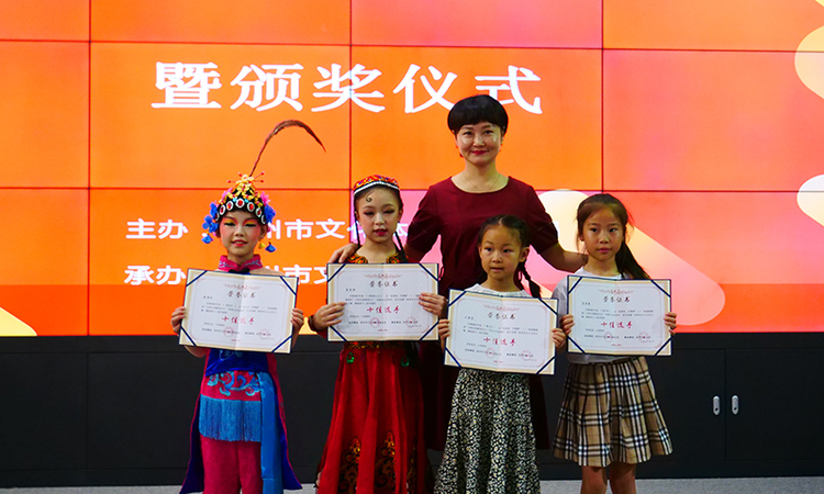 鼓励艺术创作成都彭州向才艺少年儿童颁奖