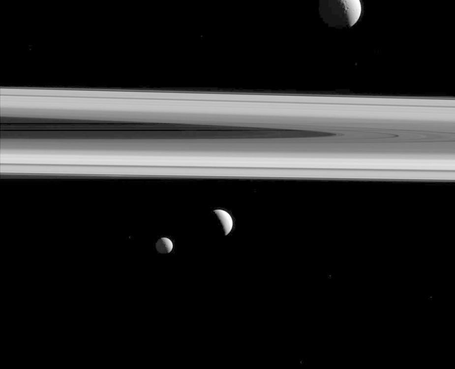 卡西尼太空船拍摄土星卫星：三颗卫星“一台戏”