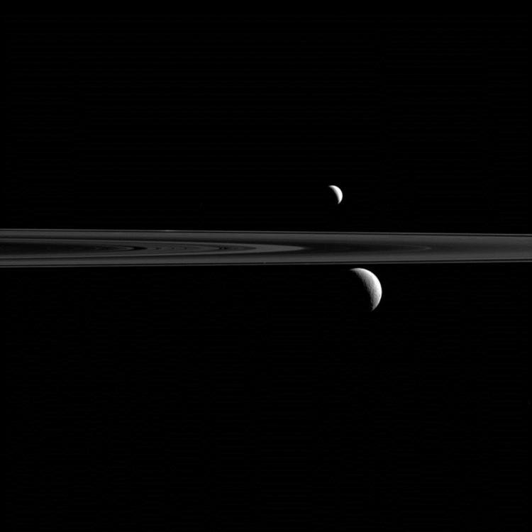 卡西尼太空船拍摄土星卫星：三颗卫星“一台戏”