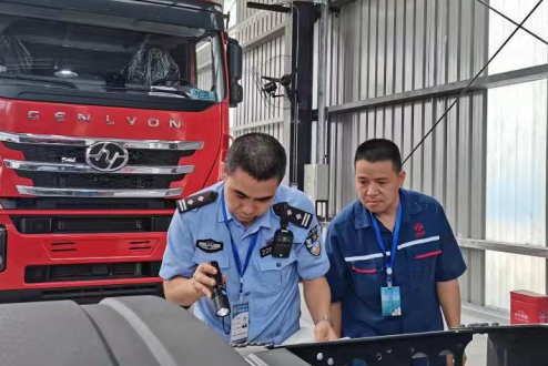 【原創】重慶市兩江新區警方為重型卡車提供“一站式”服務 助力汽車産業發展_fororder_微信圖片_20210709111554