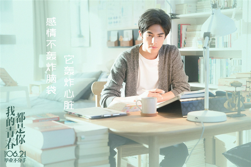 图片默认标题_fororder_方予可坐书桌前