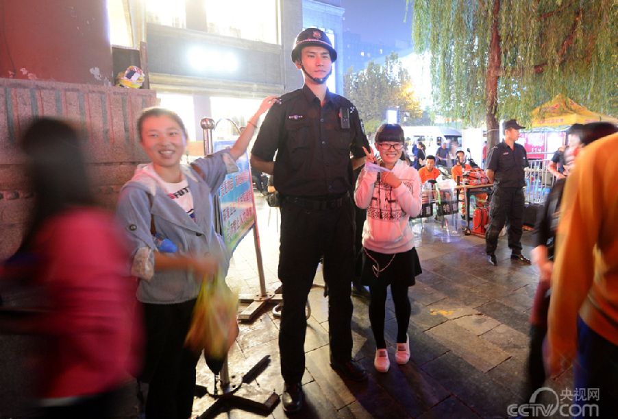 CBA球员退役写实:端菜盘当保安 1人落魄摆摊