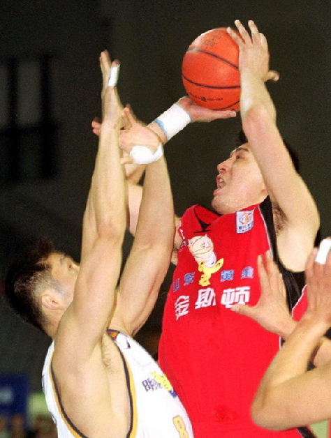 CBA球员退役写实:端菜盘当保安 1人落魄摆摊