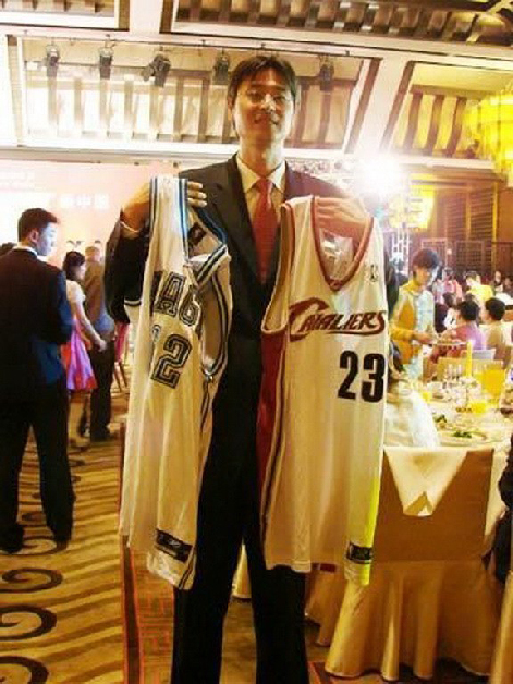 CBA球员退役写实:端菜盘当保安 1人落魄摆摊