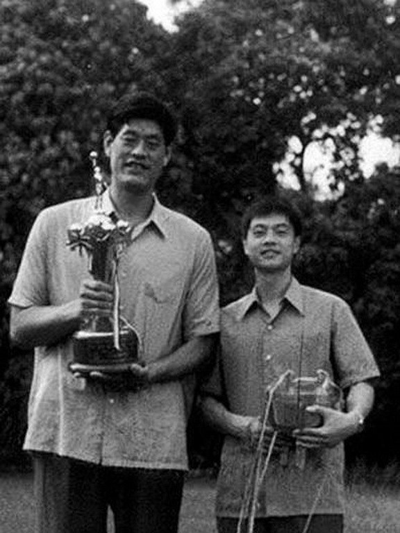 CBA球员退役写实:端菜盘当保安 1人落魄摆摊