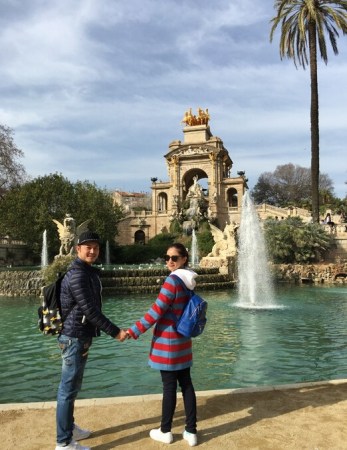 沙溢晒与妻子街头亲吻照:继续幸福生活