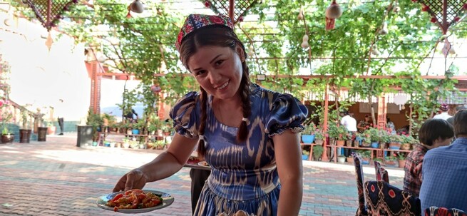 【新疆へ行こう　ウイグル民族色溢れる民宿レストラン】_fororder_XJ3