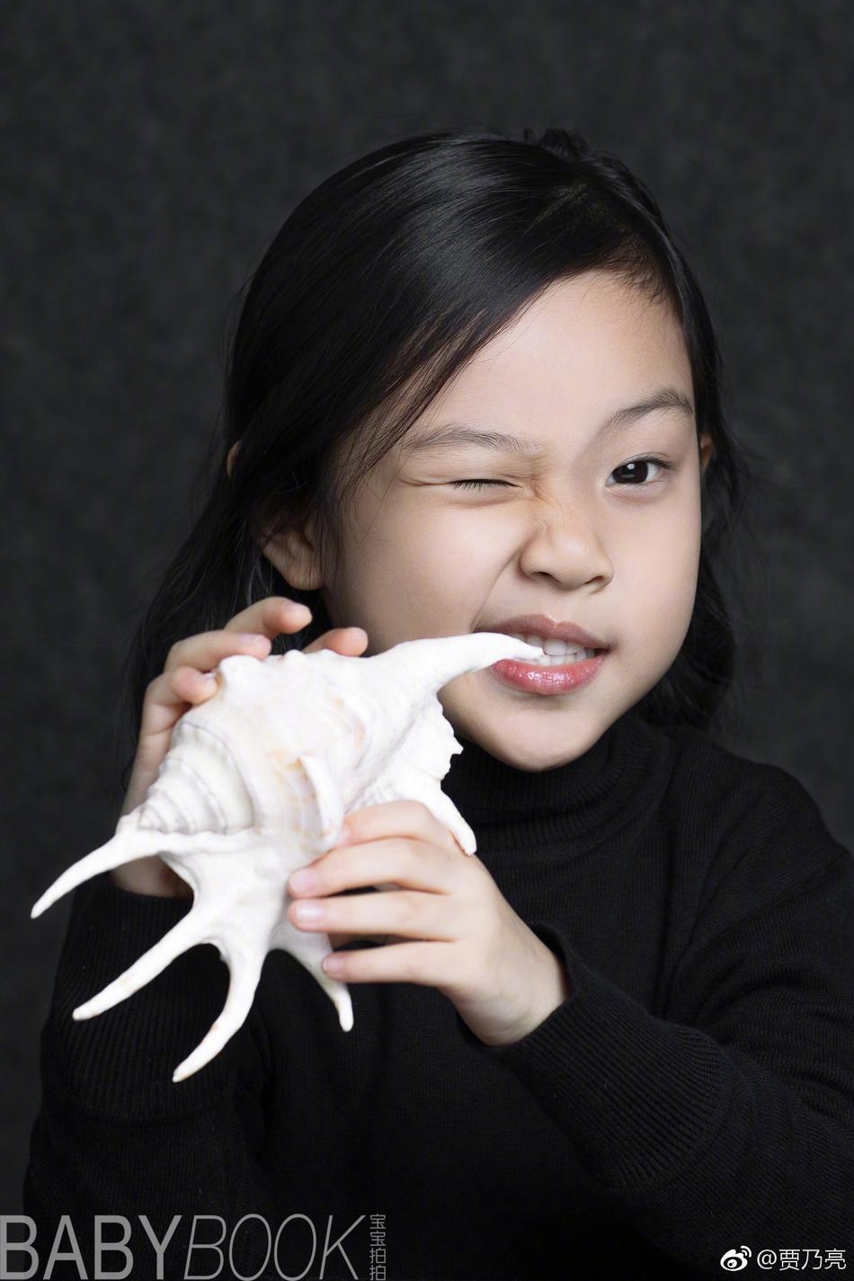 贾乃亮晒大片为女儿庆生 甜馨和妈妈中国风很唯美