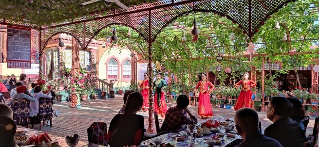 【新疆へ行こう　ウイグル民族色溢れる民宿レストラン】_fororder_XJ2