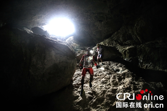 貴州甕安邀請戶外運動愛好者來“爬山涉水穿山洞”