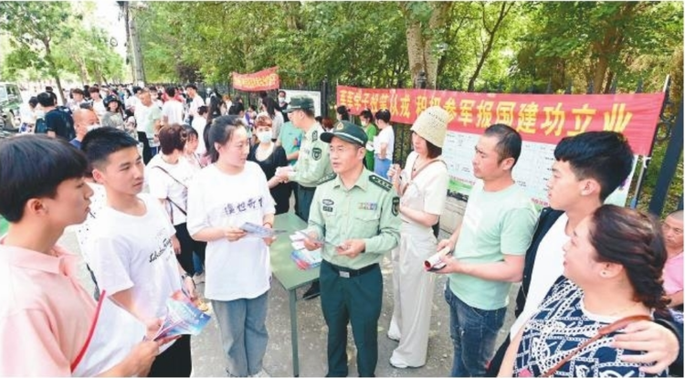 “黄金季”主动靠前抢人才 沈阳警备区深入校园开展征兵宣传_fororder_3
