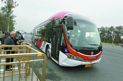 “中國紅”新能源公交跑上長安街