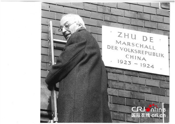 探寻德国红色足迹——哥廷根篇_fororder_8.1986年12月1日，时任哥廷根市市长亲自为朱德故居纪念匾揭幕（资料图）