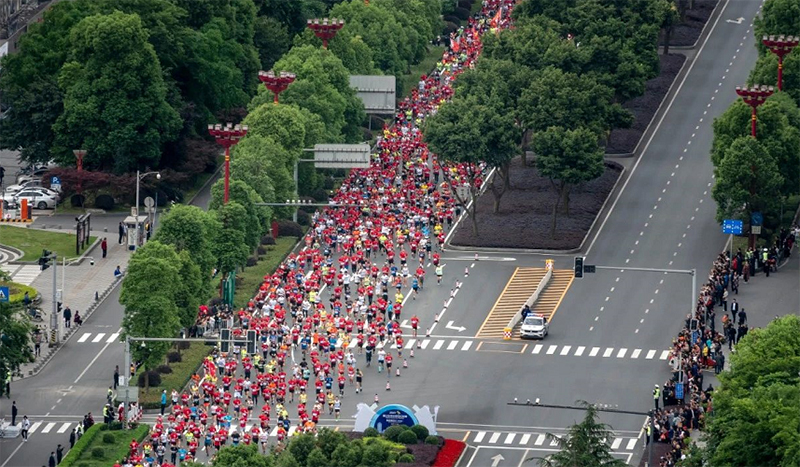 促进县域经济高质量发展 眉山东坡区全力创建天府旅游名县_fororder_东坡半程马拉松赛事现场--供图--东坡区委宣传部